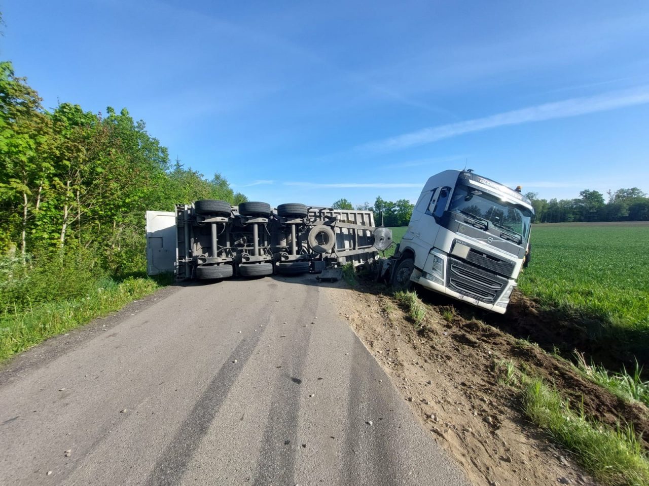 Jedna Osoba Ranna Po Zderzeniu Ci Ar Wki Z Autem Osobowym Droga Jest