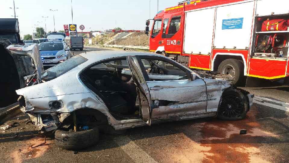 Wypadek podczas wyprzedzania. 21letni kierowca BMW bez