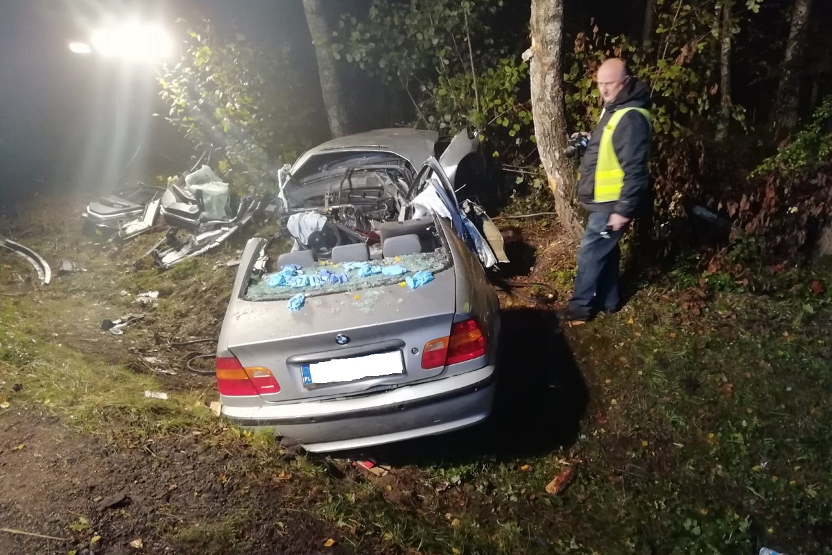 BMW roztrzaskało się na drzewie. Nie żyje 22latek