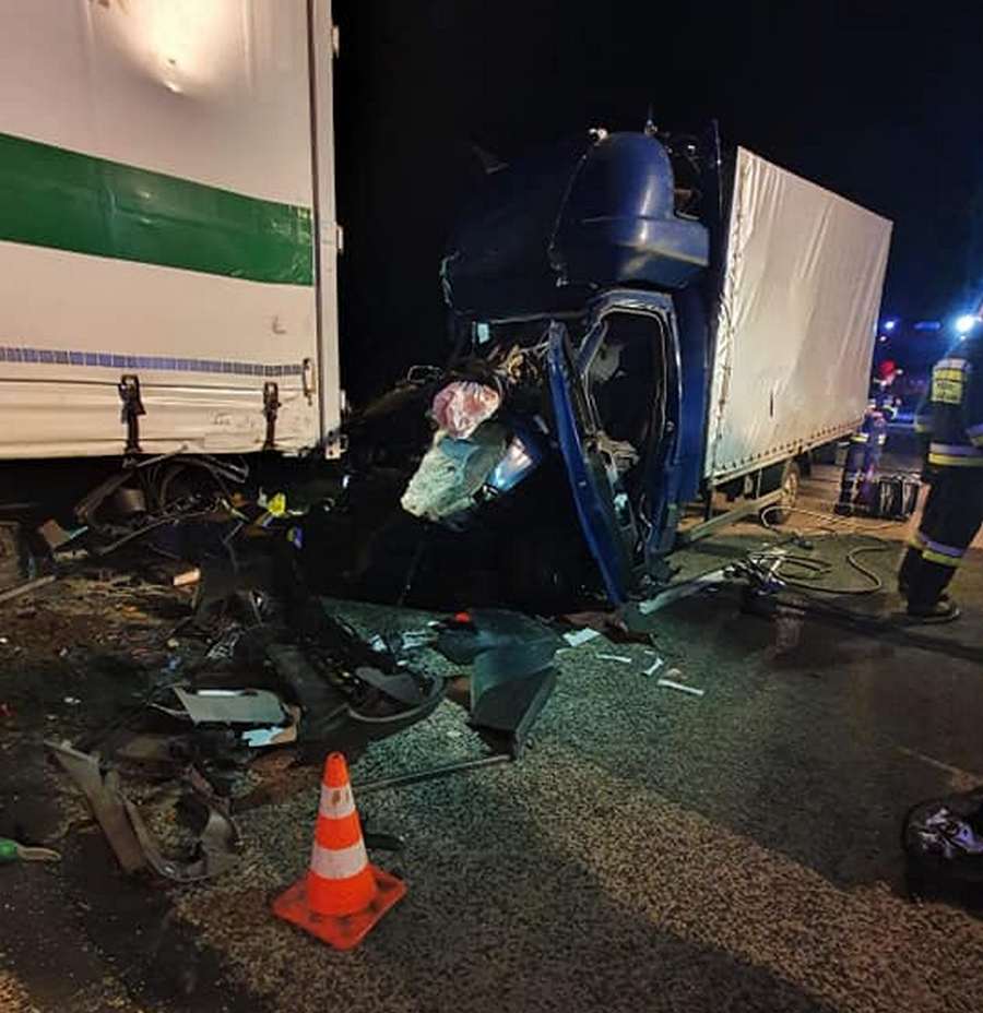 Samochód dostawczy uderzył w stojącą ciężarówkę. Jedna