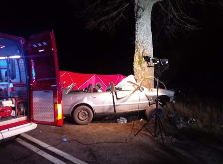 Audi wbiło się w drzewo. 25latek zginął na miejscu