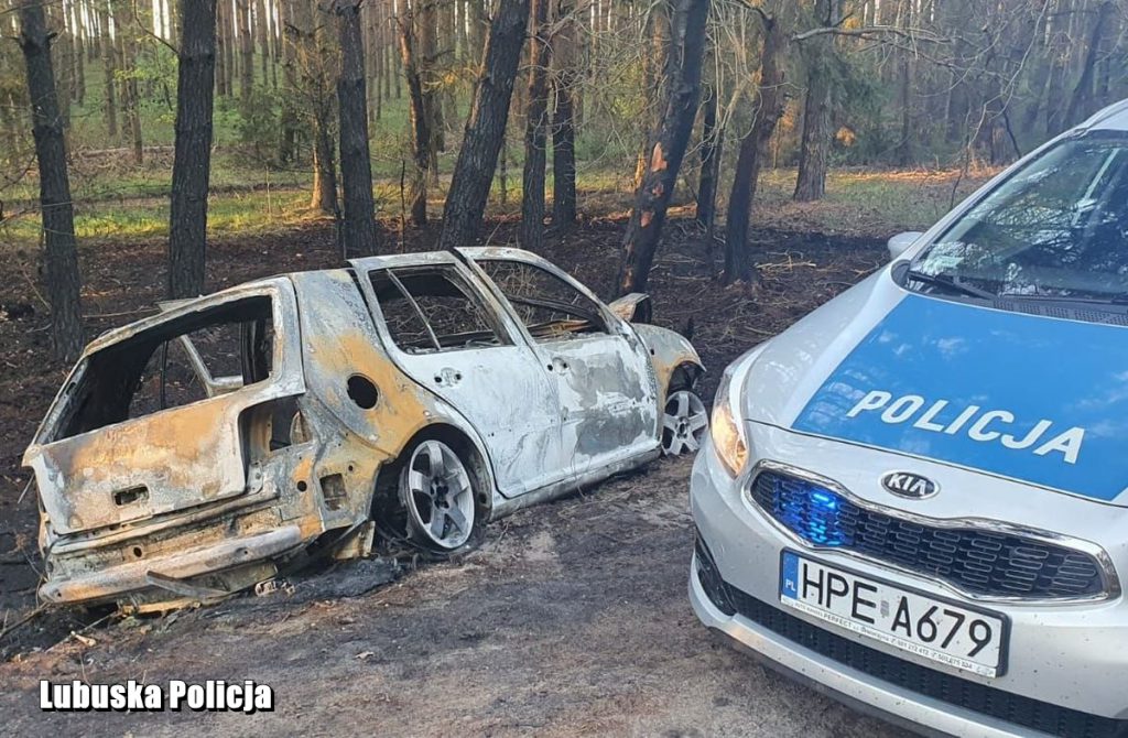 Auto uderzyło w drzewo i stanęło w ogniu. Kierowca uciekł