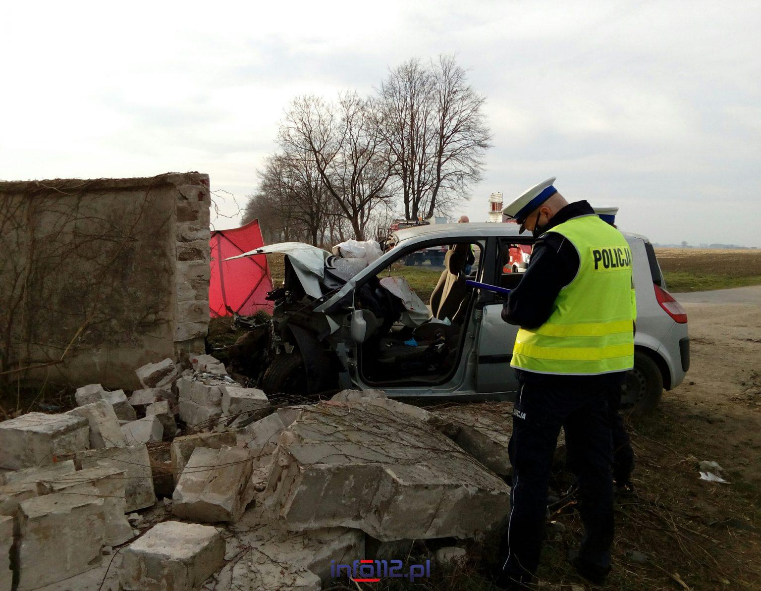 Tragiczny wypadek w Wielkopolsce. Renault uderzył w mur
