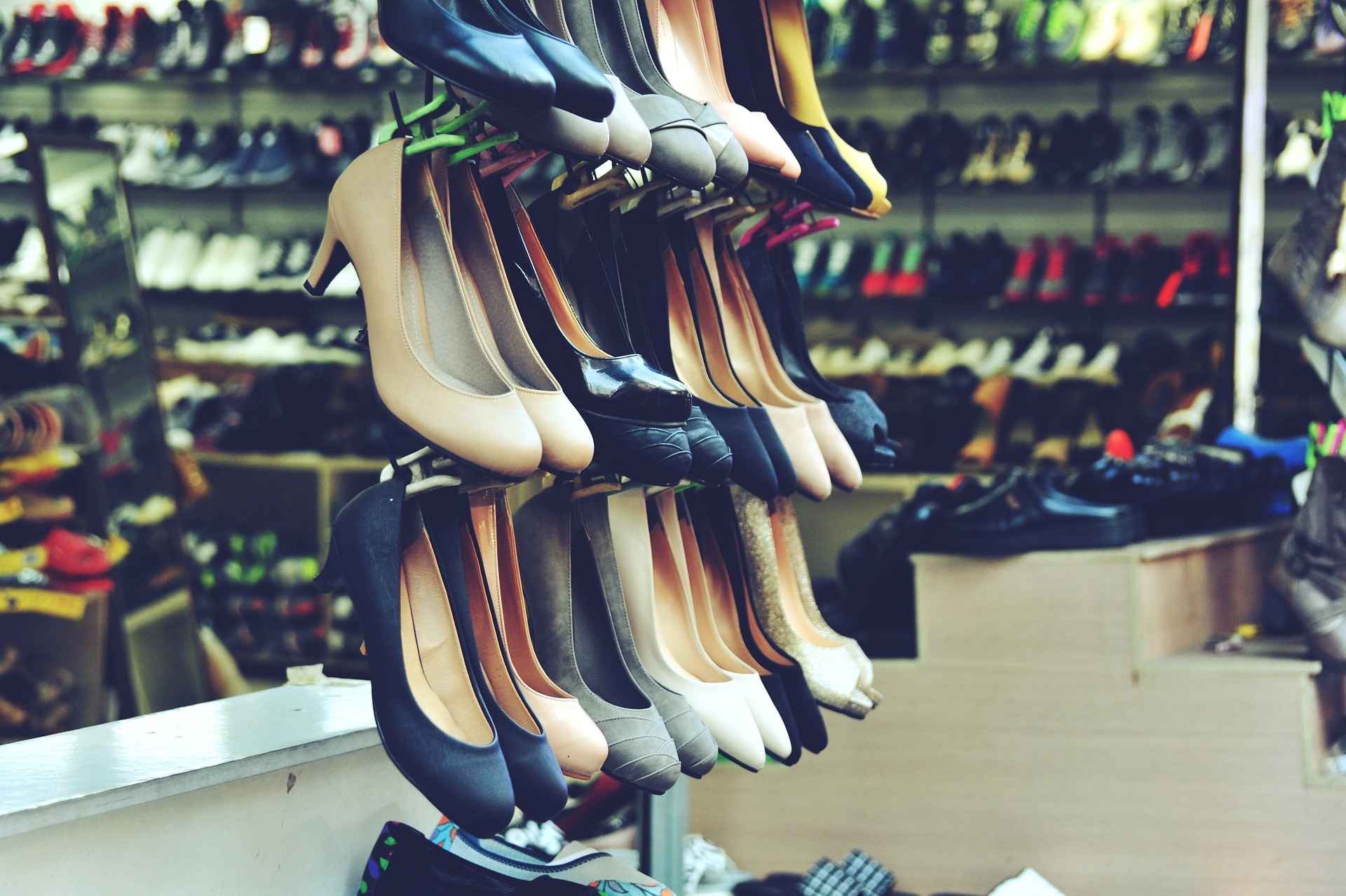 Купить обувной магазин. Про обувь. Рынок обуви. Магазин обуви. Обувной прилавок.