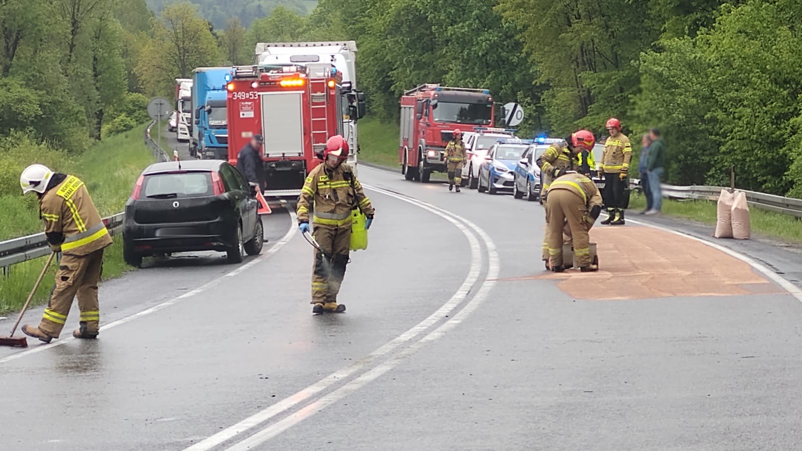 Groźny wypadek na łuku drogi. Jedna osoba trafiła do szpitala ZDJĘCIA