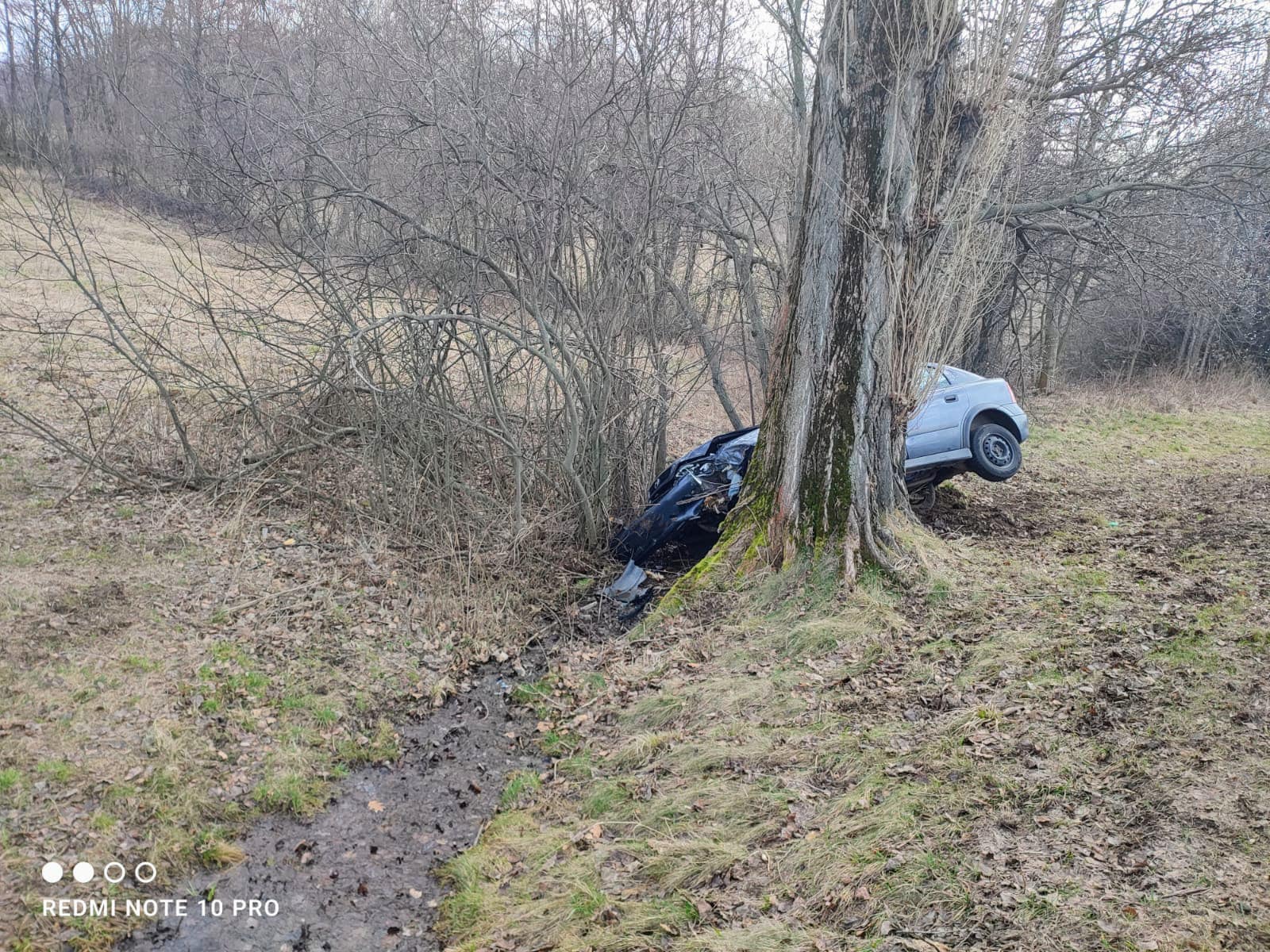 Groźny wypadek na łuku drogi. Jedna osoba trafiła do szpitala ZDJĘCIA