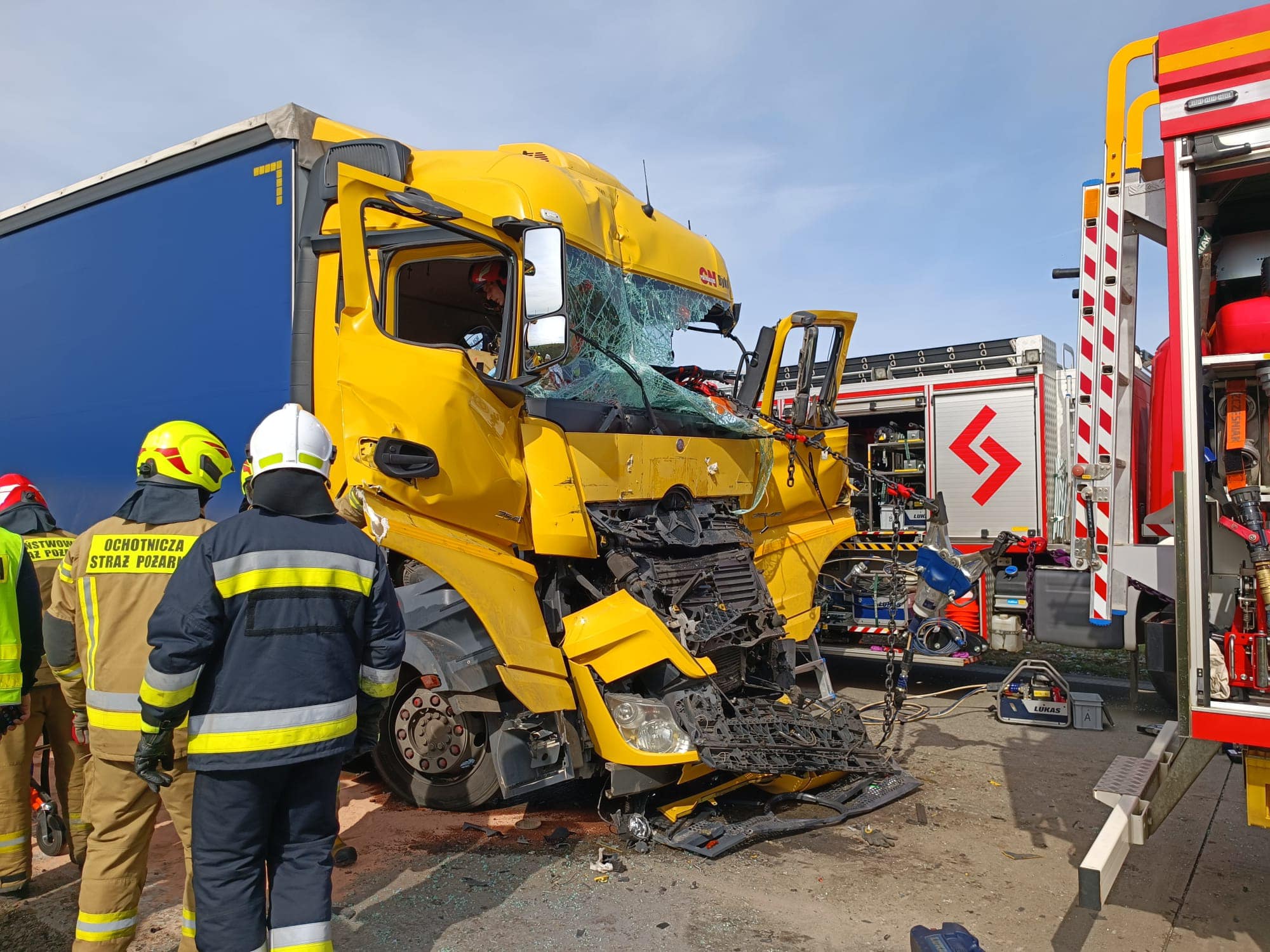 Wypadek z udziałem dwóch ciężarówek na A4. Jednego z kierowców uwalniali strażacy ZDJĘCIA