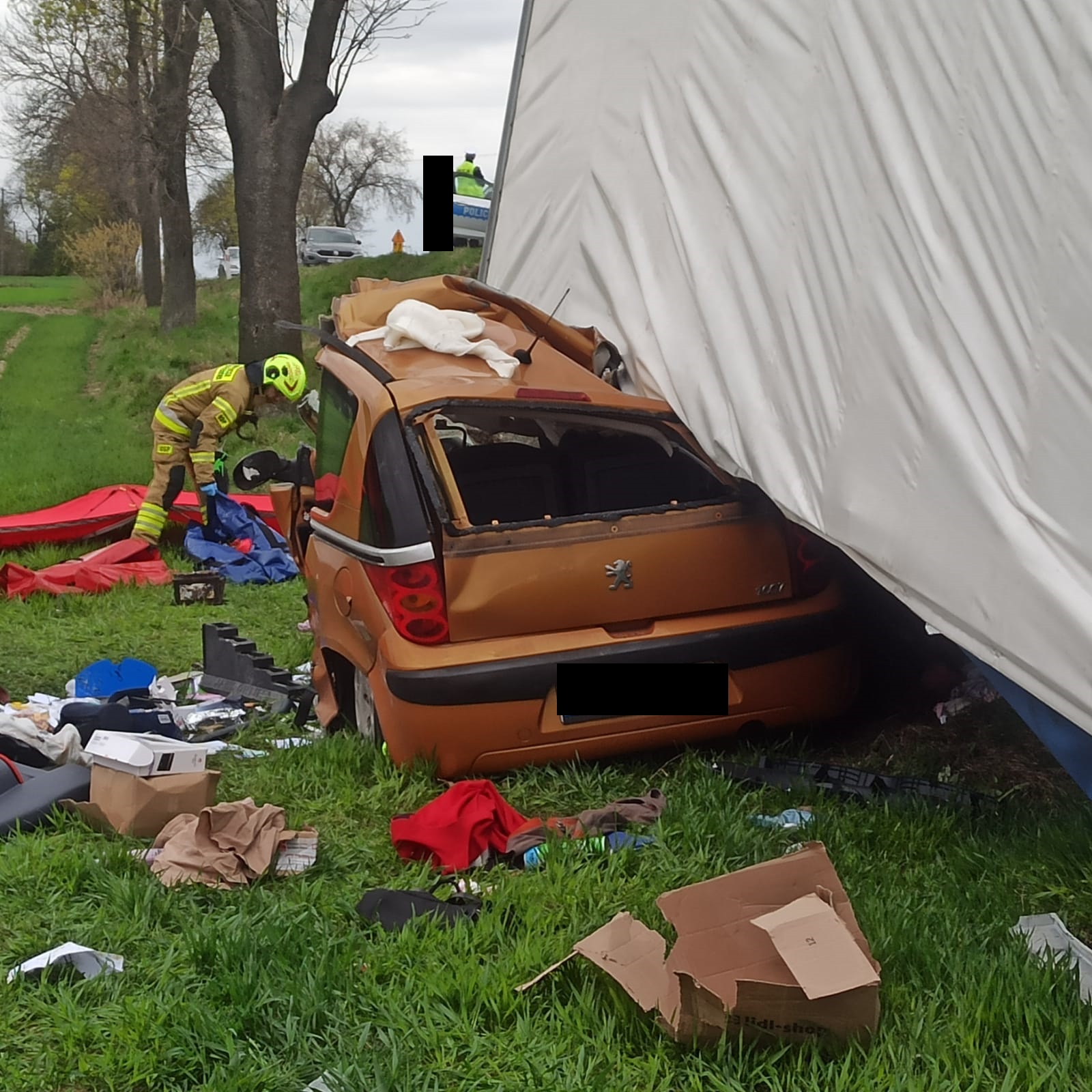 Ciężarówka zmiażdżyła auto osobowe. Nie żyje 39-latka ZDJĘCIA