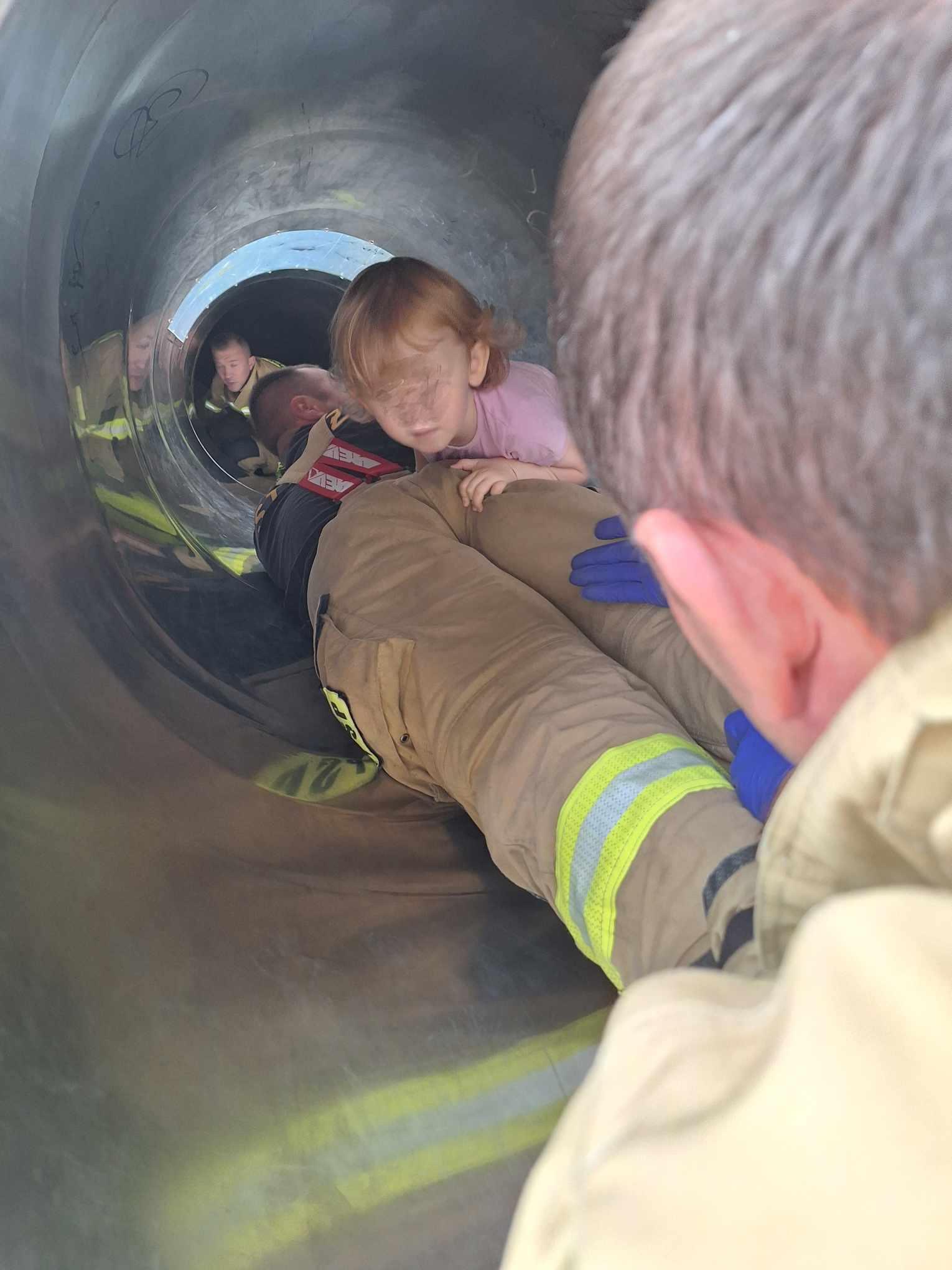 3-latka utknęła w krytej zjeżdżali. Na pomoc ruszyli strażacy ZDJĘCIA