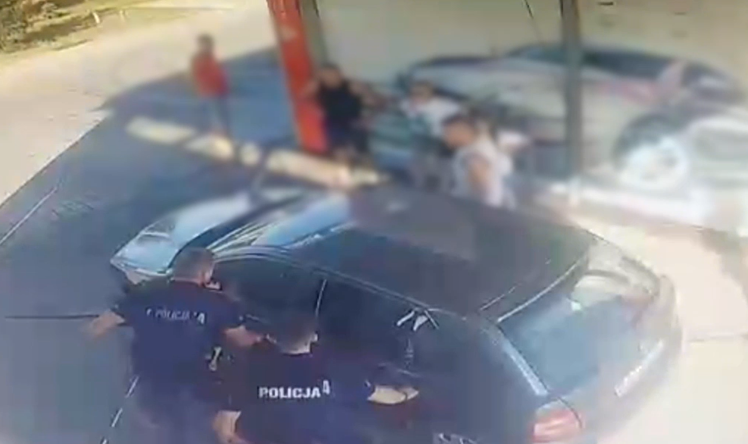 2-letnie dziecko zatrzaśnięte w aucie. Policjanci wybili szybę WIDEO