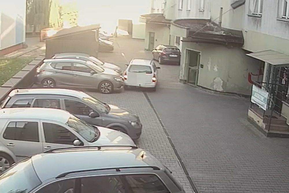 Cofając na parkingu uszkodził dwa samochody WIDEO