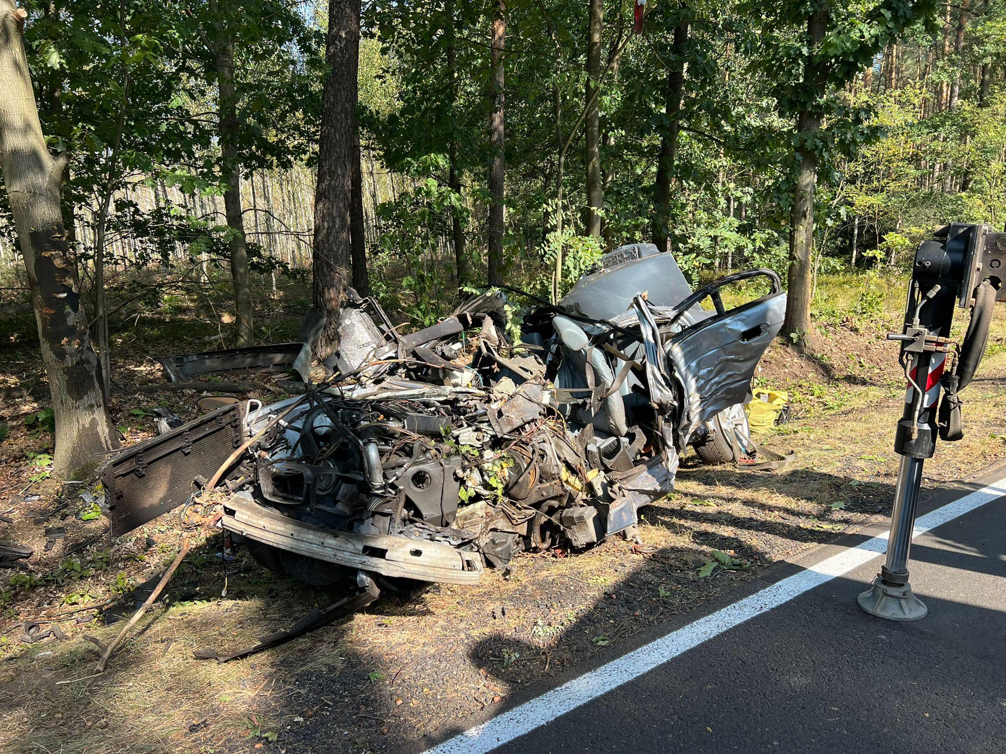 BMW roztrzaskało się na drzewie. Kierowca zginął na miejscu