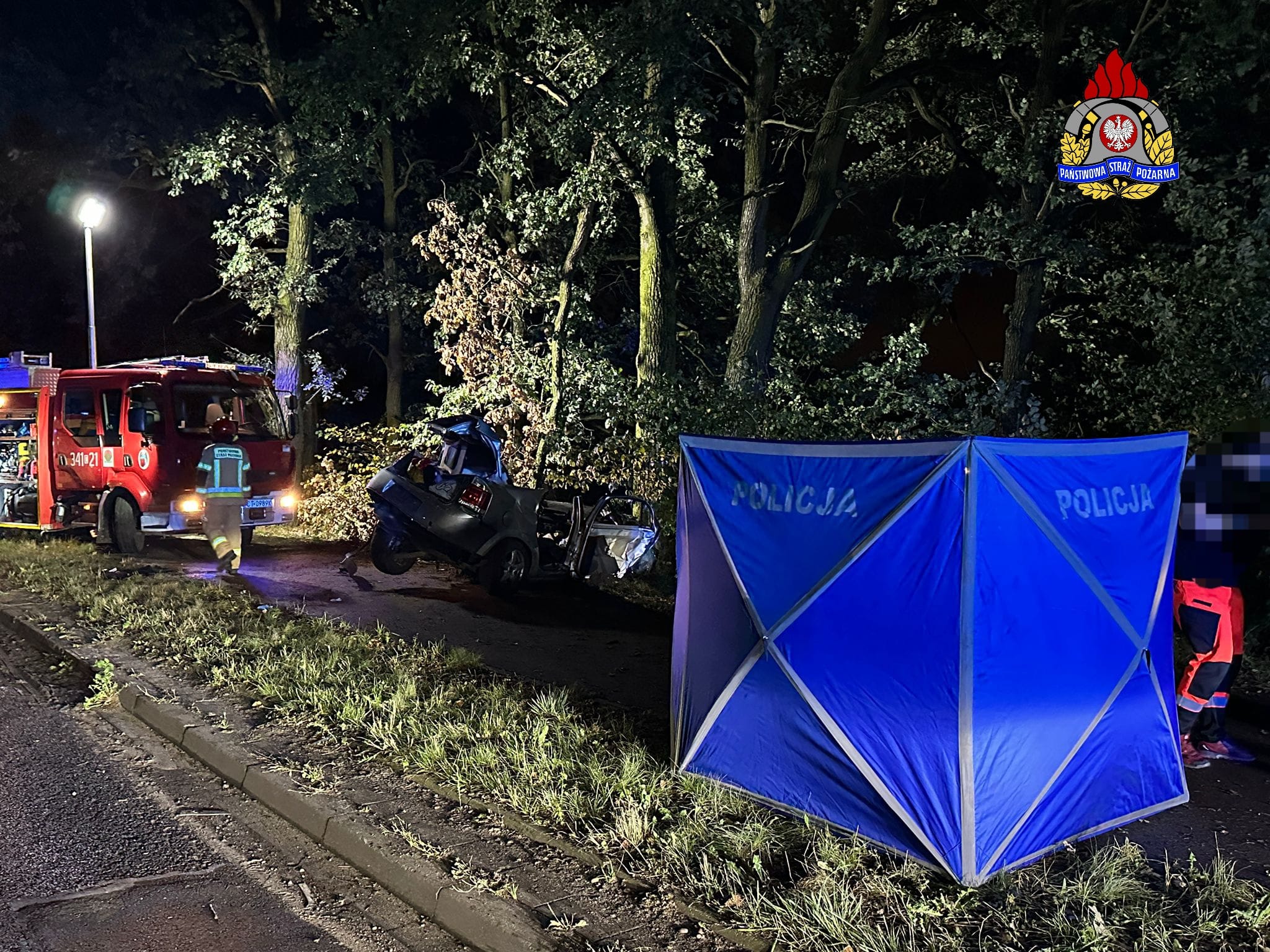 Auto roztrzaskało się na drzewie. Nie żyje jedna osoba