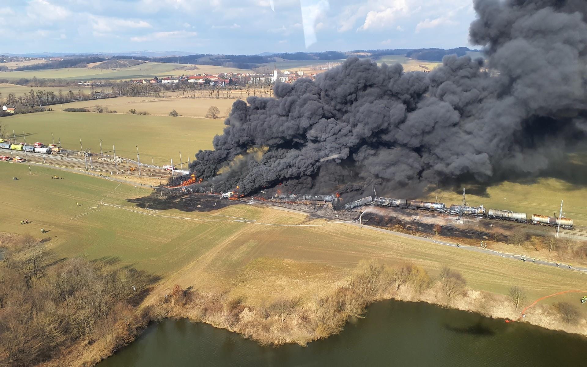 Ogromny pożar w Czechach. Płoną wagony z benzolem