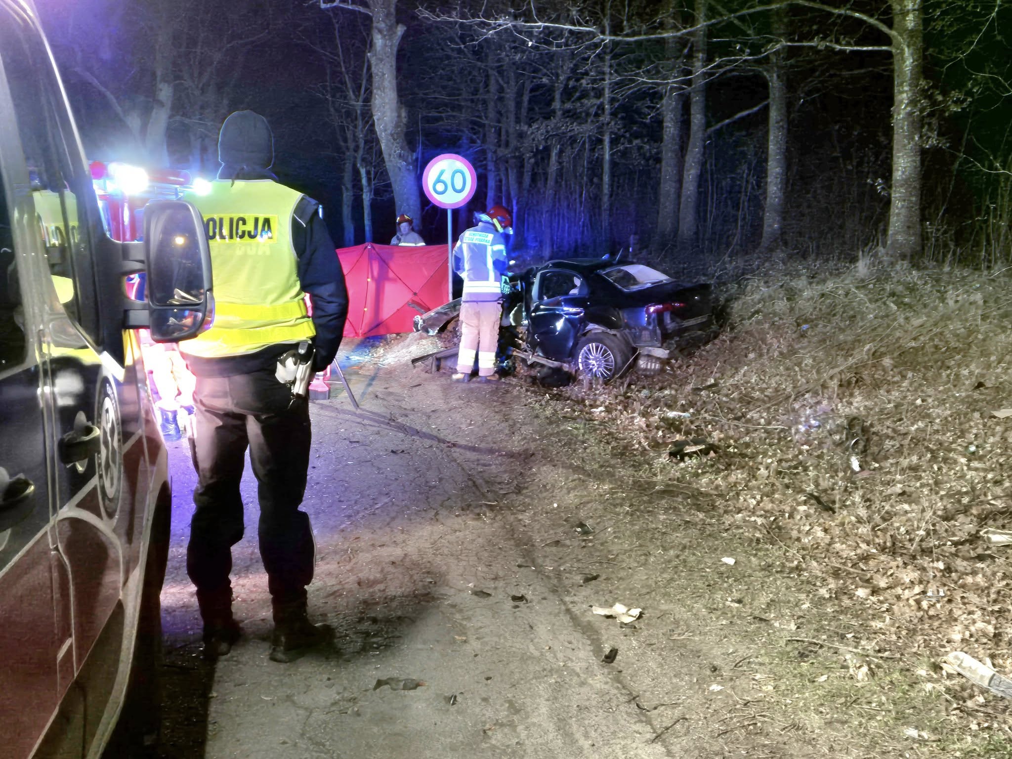 Tragiczny wypadek pod Iławą. 27-latek zginął po uderzeniu w drzewo