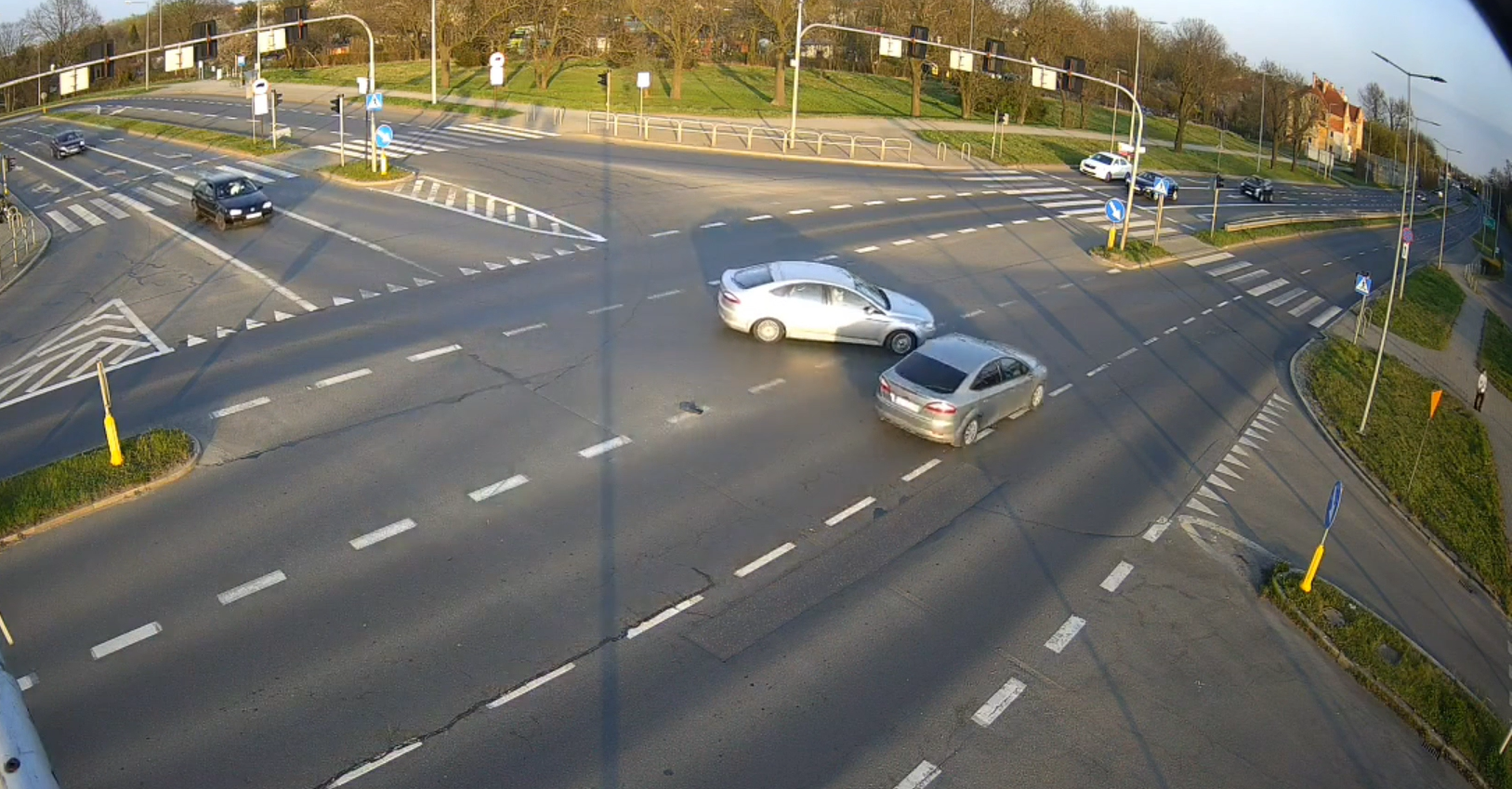 Zderzenie na skrzyżowani w Legnicy. Kierująca fordem nie zauważyła czerwonego światła WIDEO