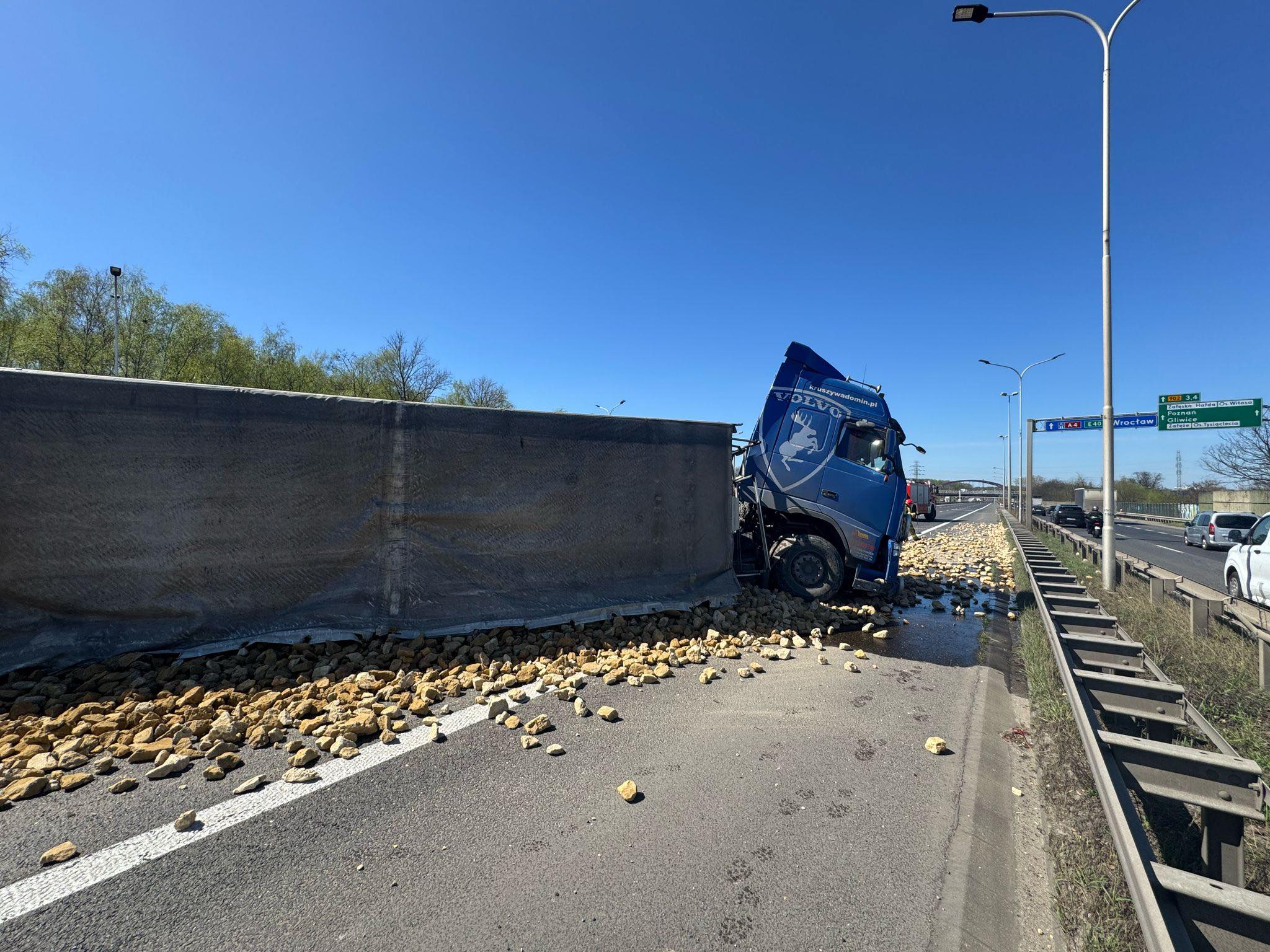 Na A4 Katowicach przewróciła się ciężarówka z kruszywem