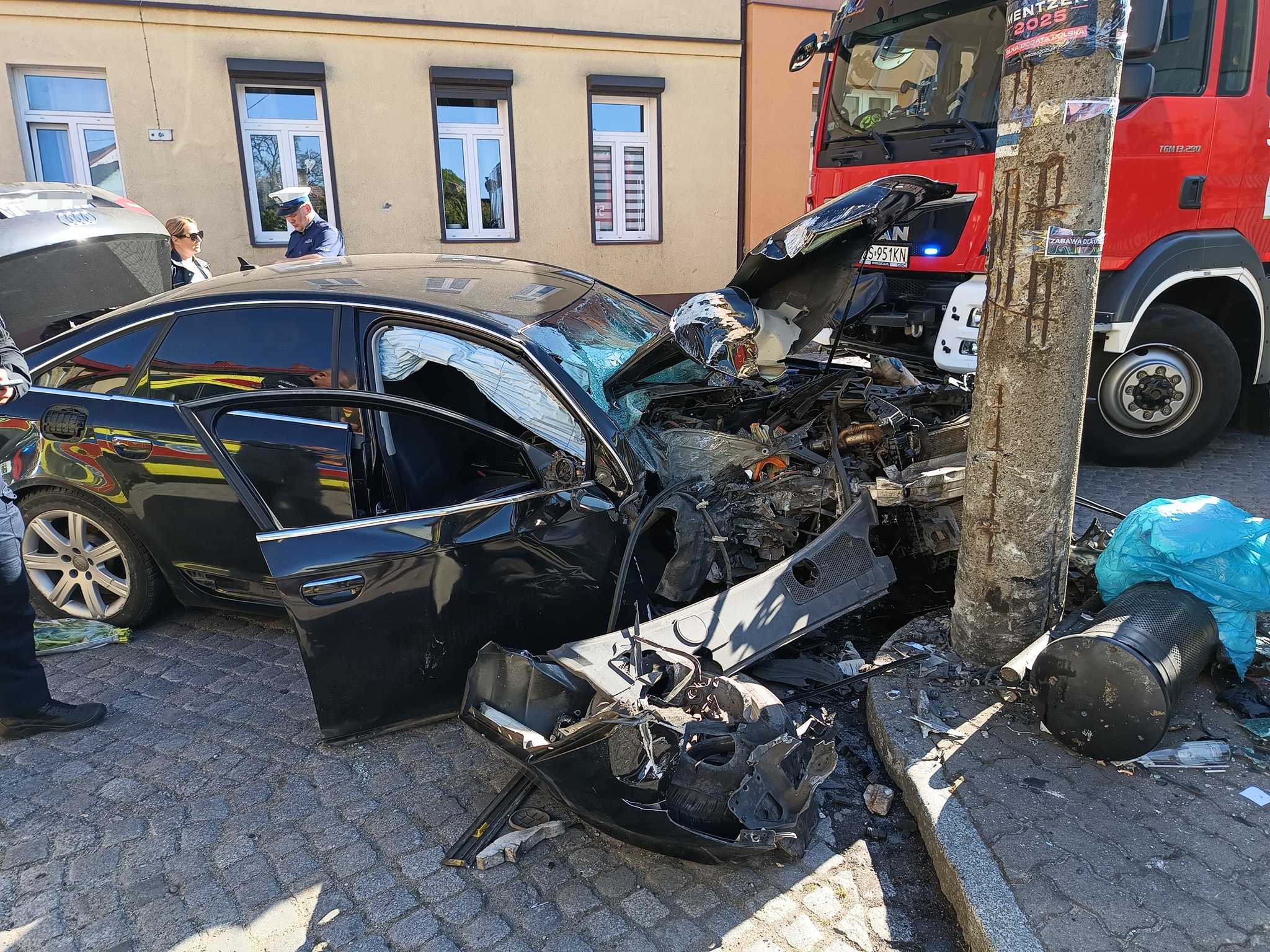 Wypadek w Lipianach. Audi uderzyło w latarnię, dwie osoby poszkodowane ZDJĘCIA