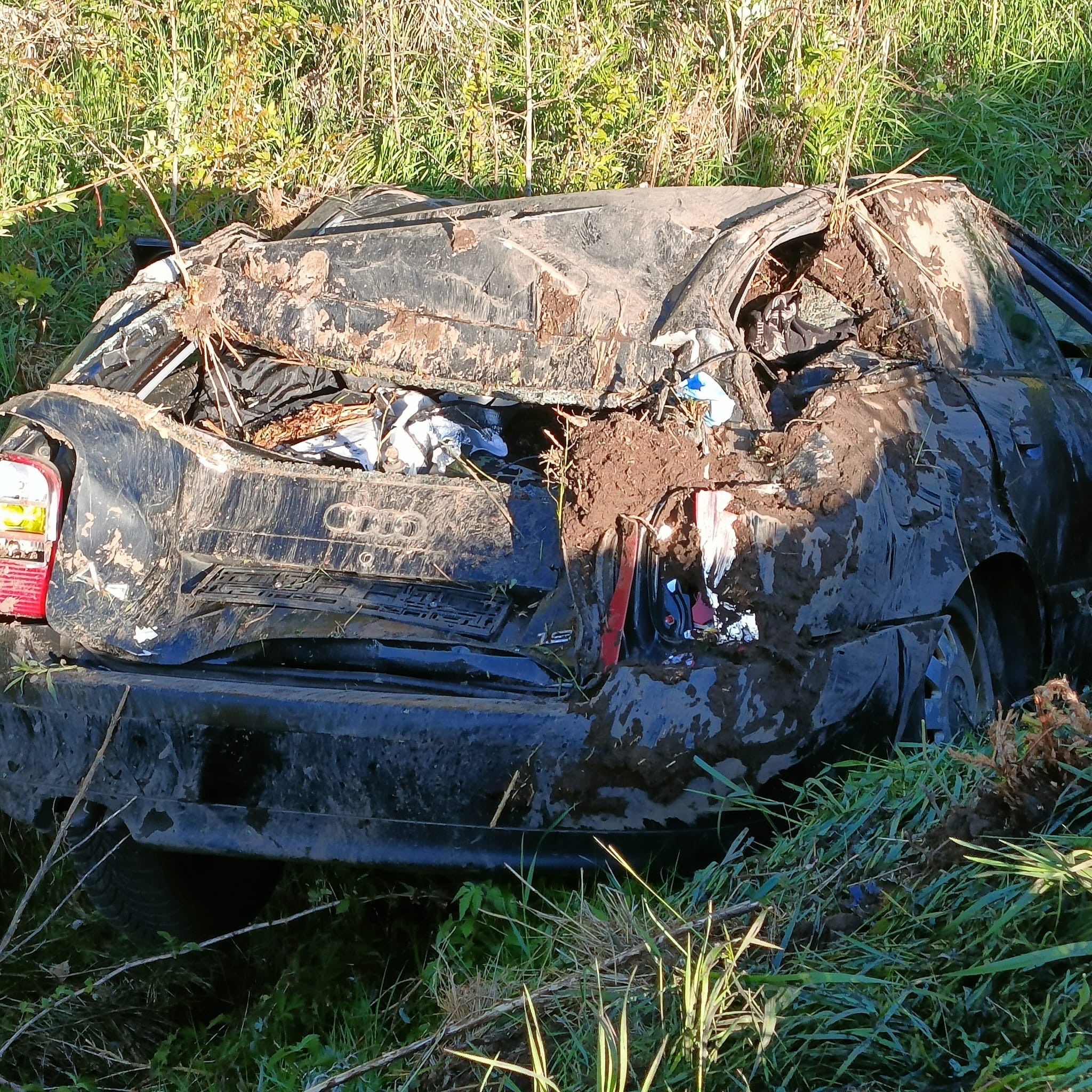 Pomorskie: Audi wypadło z drogi i dachowało. Dwoje nastolatków trafiło do szpitala