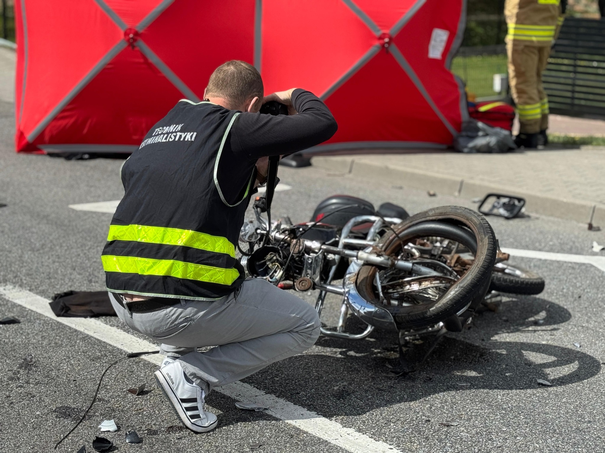 Pomorskie: Śmiertelny wypadek z udziałem motorowerzysty. Mężczyzna jechał bez kasku