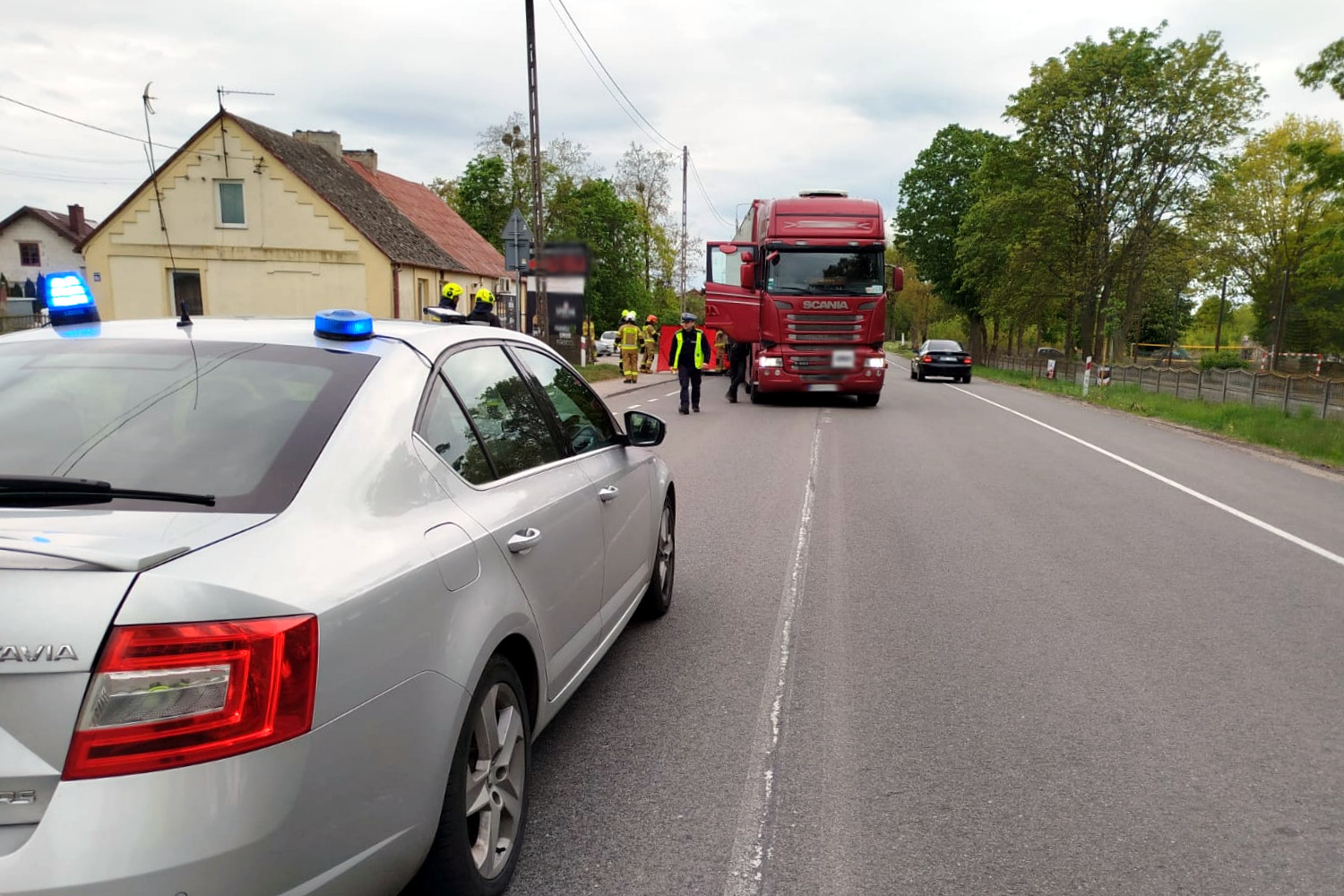 Pieszy zginął pod kołami ciężarówki. Na miejscu pracują policjanci