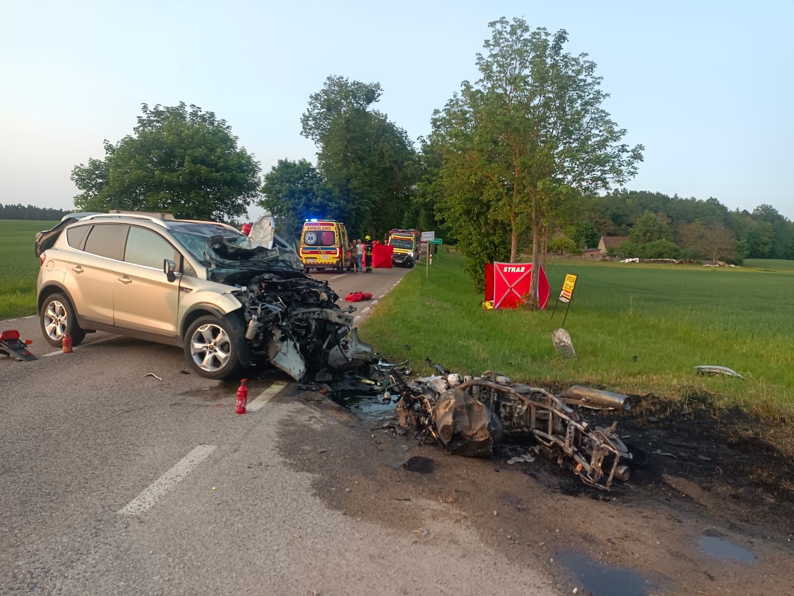 Motocykl stanął w ogniu, dwie osoby nie żyją. Tragiczny wypadek w powiecie ostródzkim