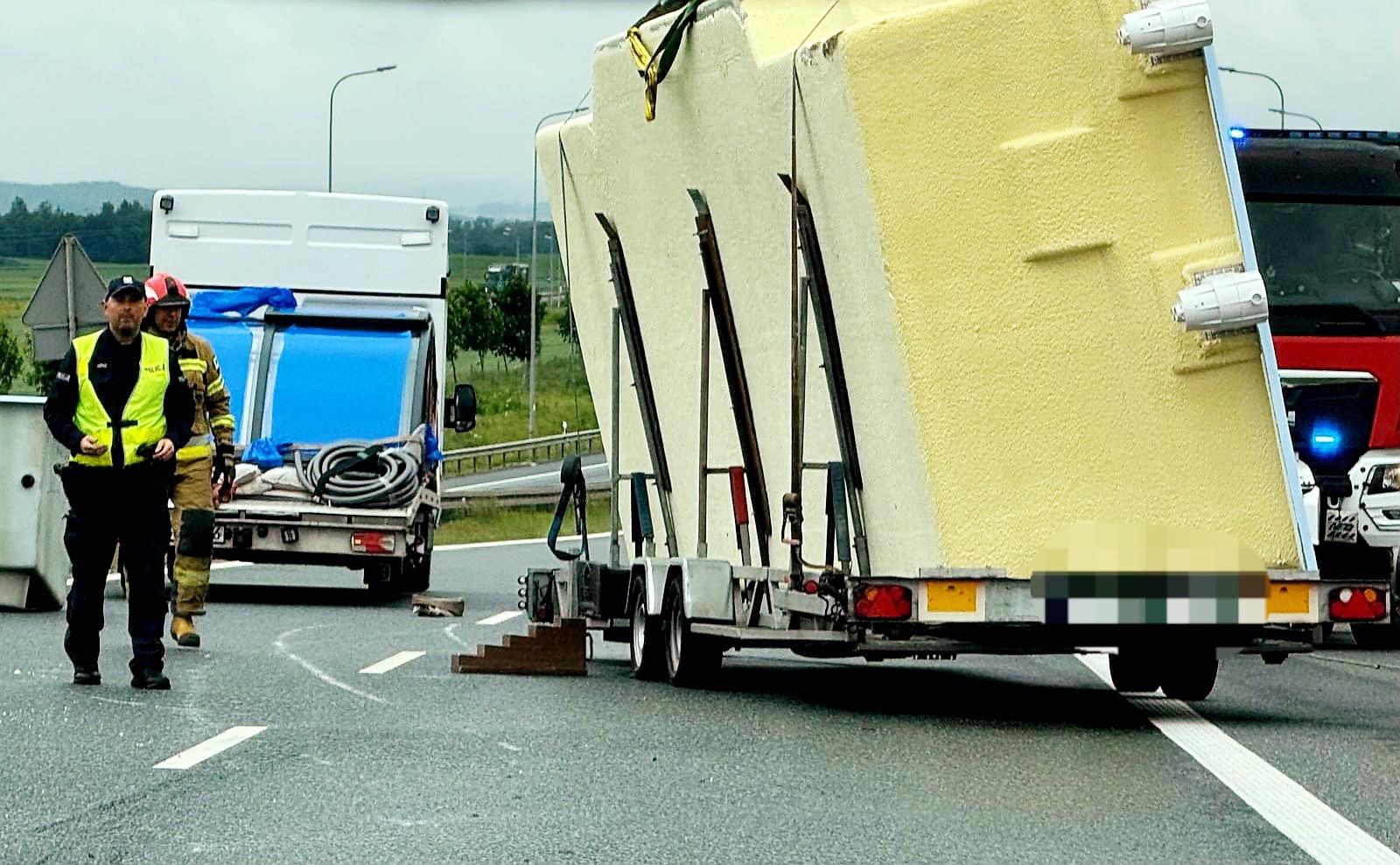 Przewrócona laweta z basenem zablokowała ruch na trasie S3