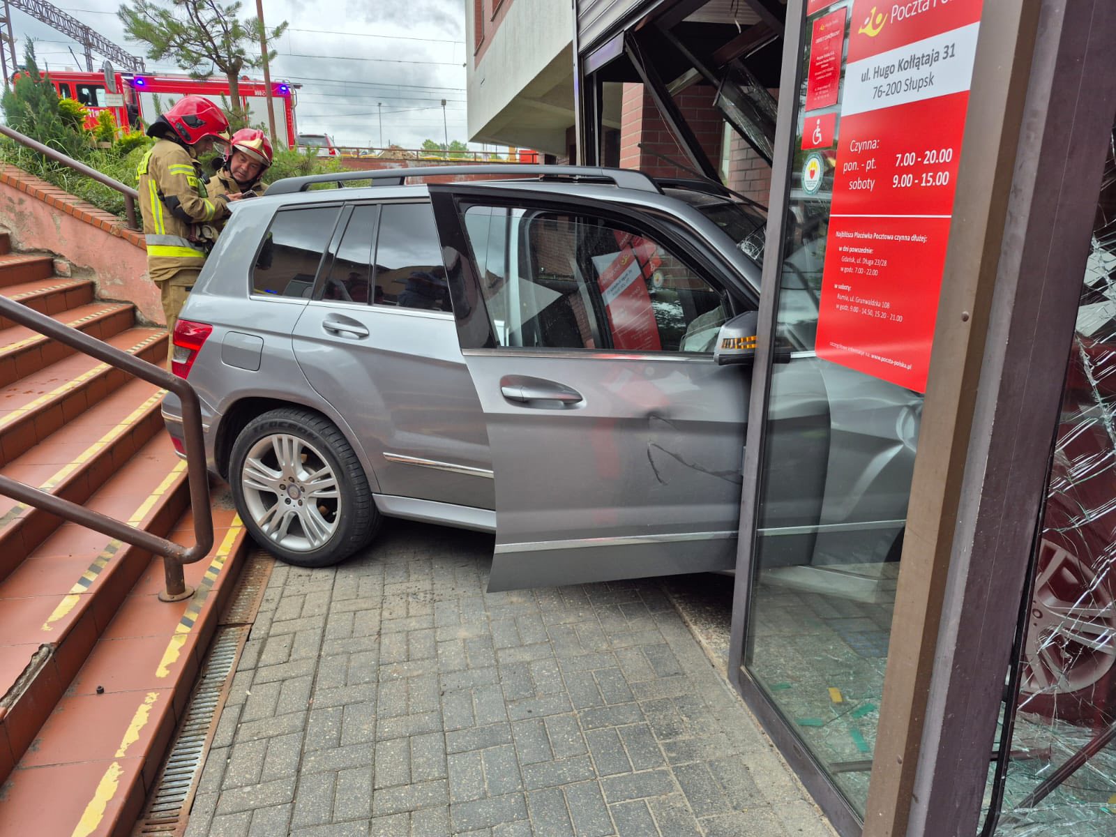 Słupsk: Auto wjechało w budynek poczty. Kierująca pomylił pedał gazu i hamulca
