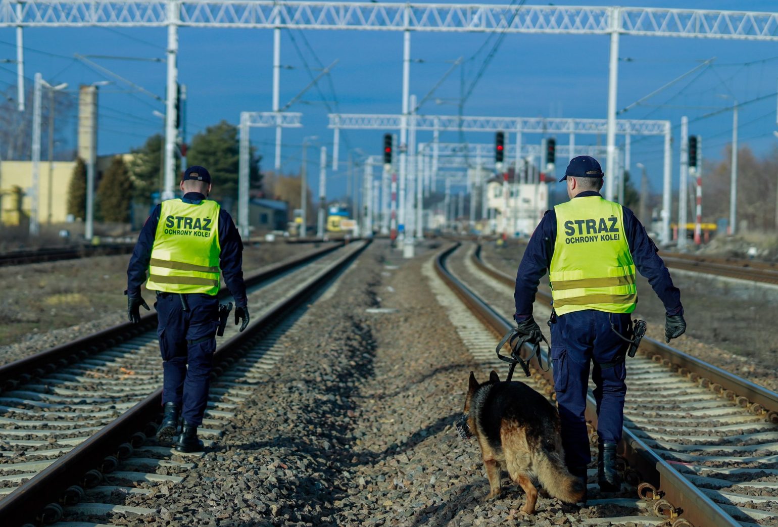 Stał na torach. Maszynista zwolnił pociąg w ostatniej chwili