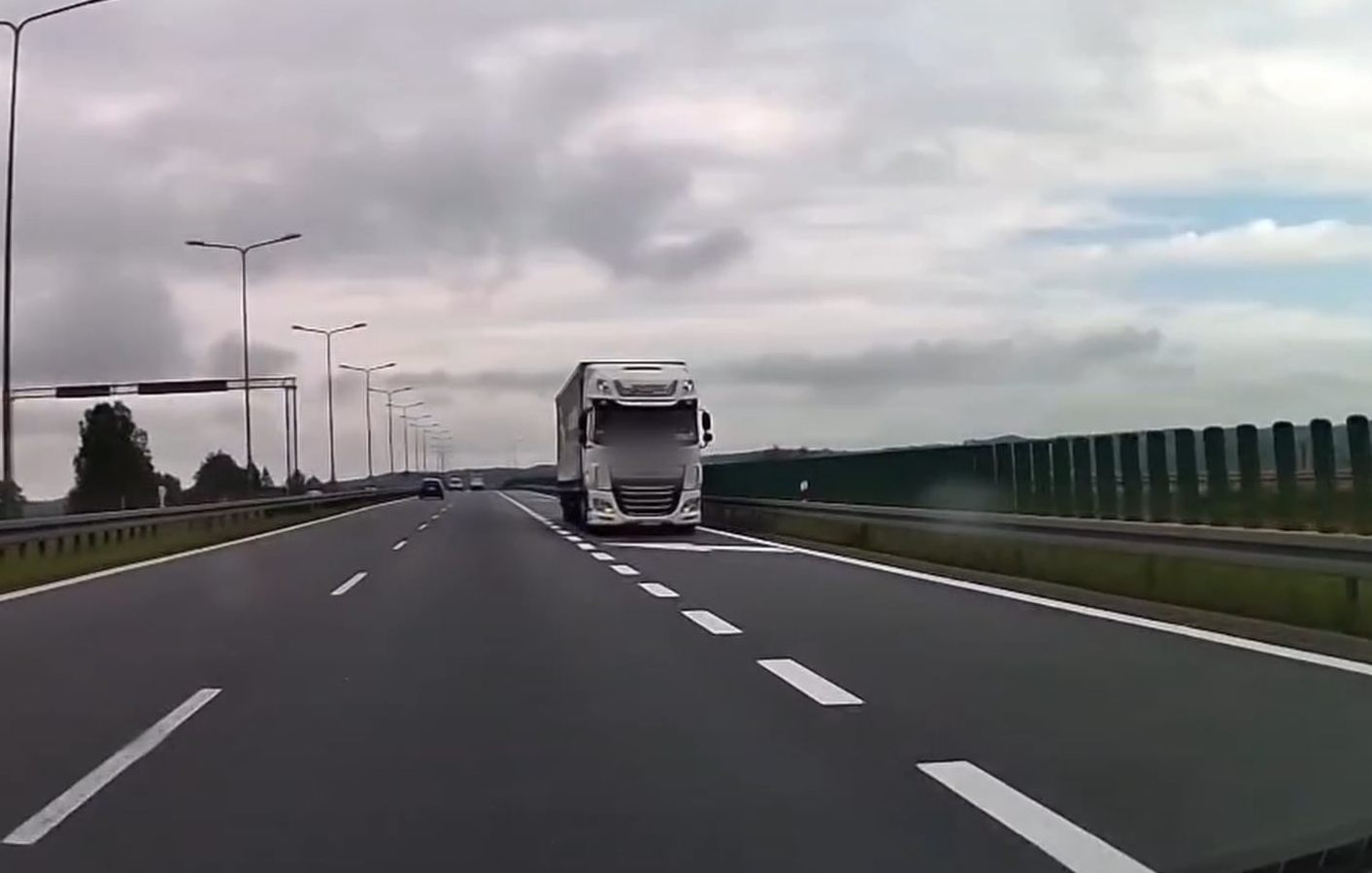 Jechał pod prąd trasą S7. Kierowca ciężarówki stracił prawo jazdy WIDEO