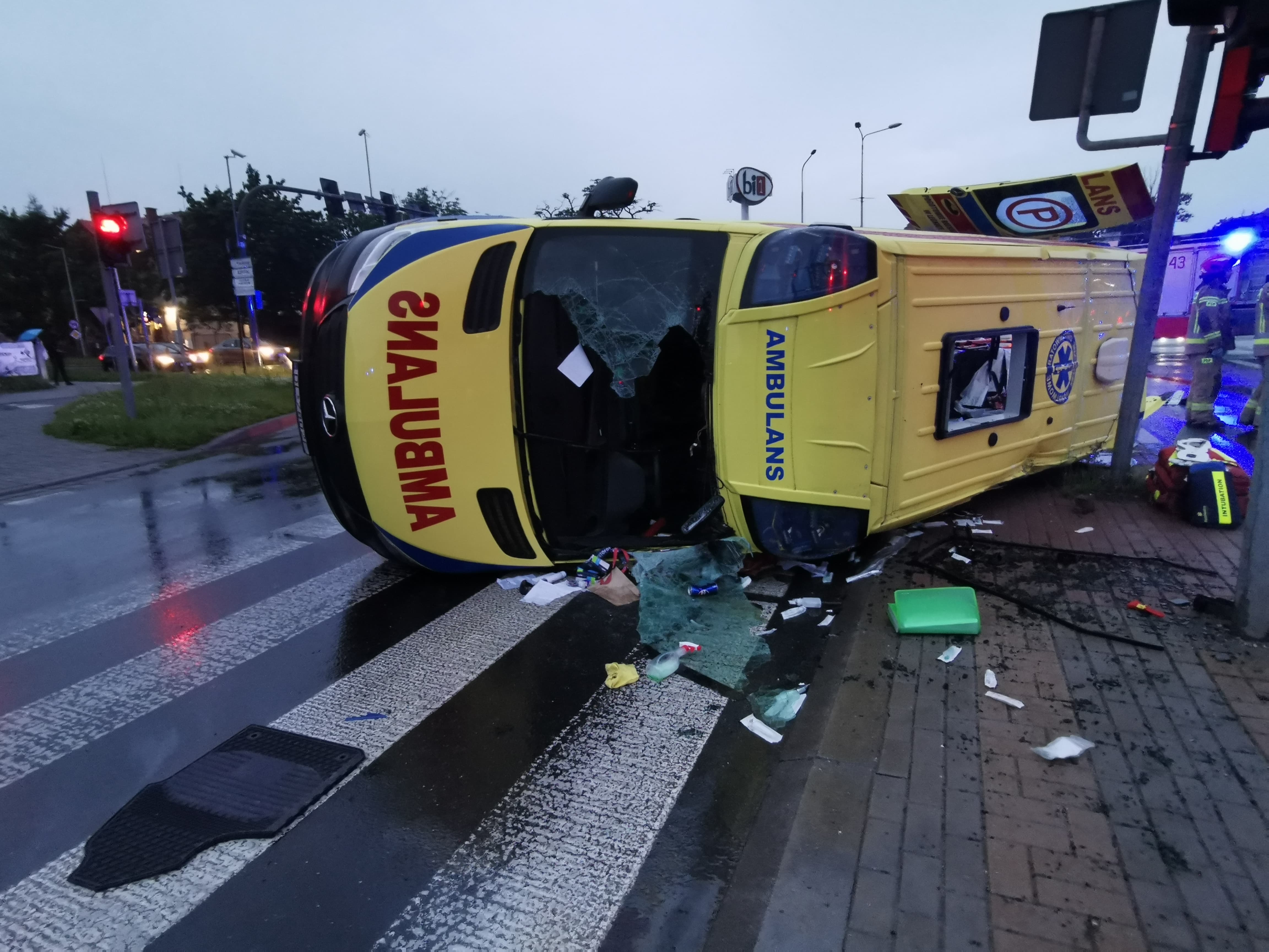 Wypadek z udziałem karetki w Legnicy. Trzy osoby zostały ranne