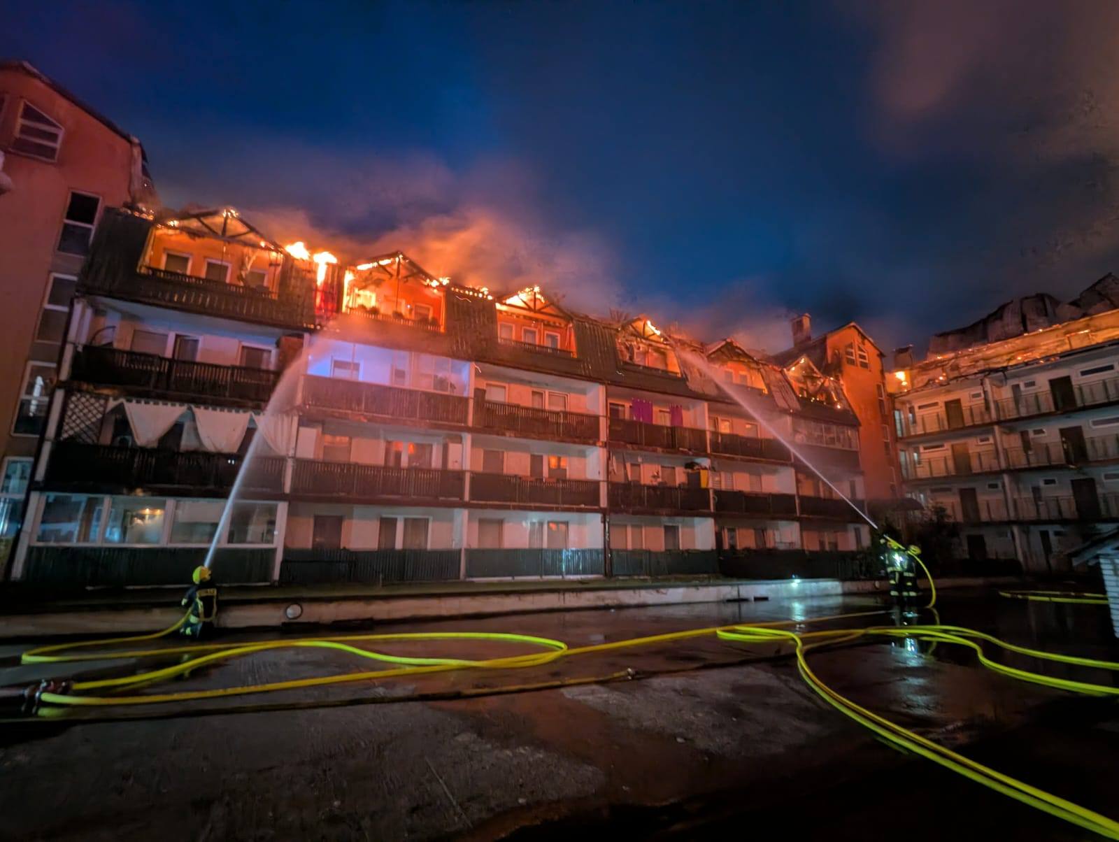 Pożar poddaszy w Ząbkach. Intensywne działania strażaków
