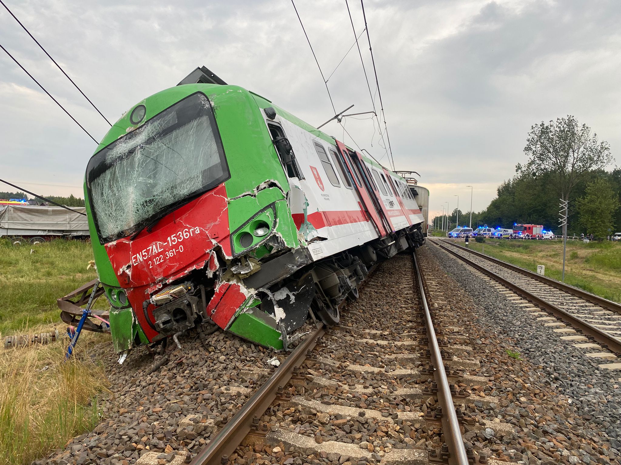 Groźny wypadek na przejeździe kolejowym pod Sokółką: Zderzenie szynobusu z ciężarówką