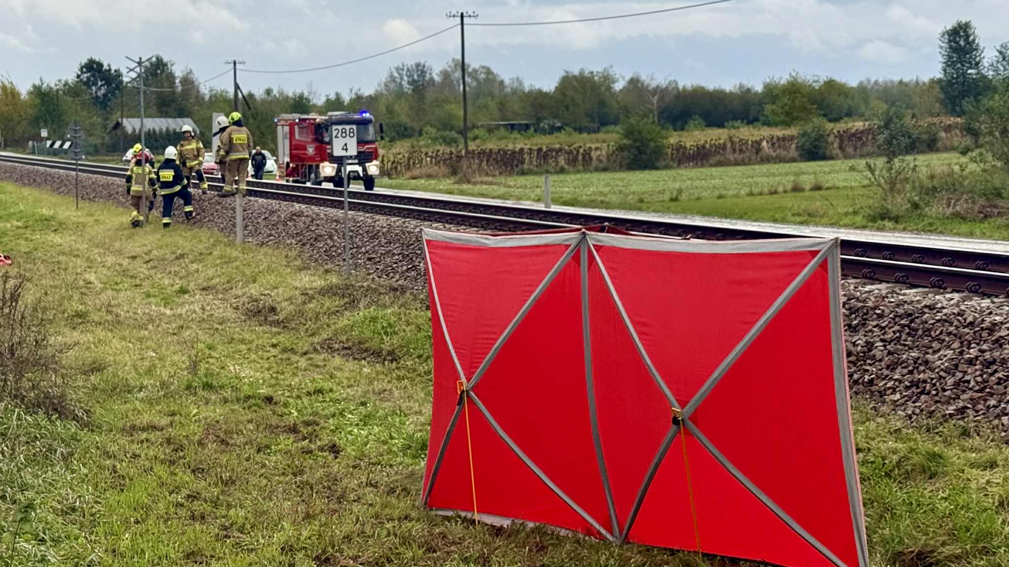  Dziadek i wnuczka nie żyją. Tragedia na przejściu kolejowym w Chorzelowie : Informacje z Polski i Świata – info112.pl 